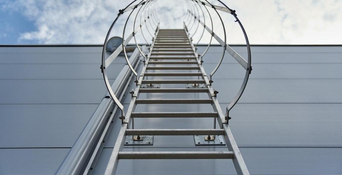 Jak systemy blokady zwiększają bezpieczeństwo w drabinach profesjonalnych?