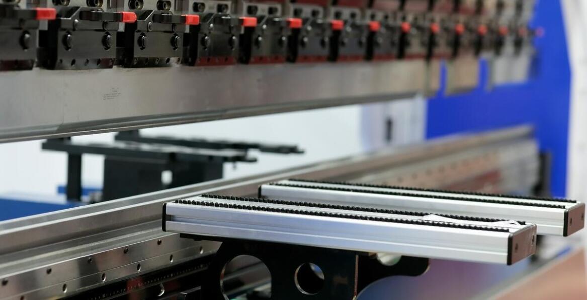 Kluczowe funkcje nowoczesnych zaginarek do blachy