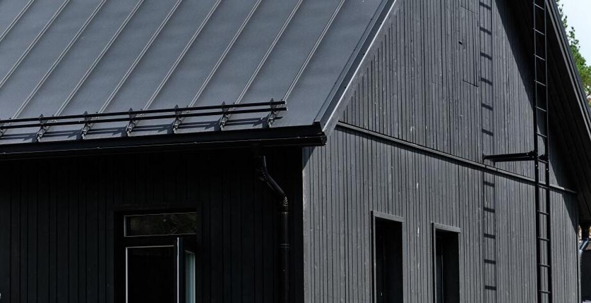 Porównanie trwałości elewacji z desek opalanych i innych materiałów elewacyjnych