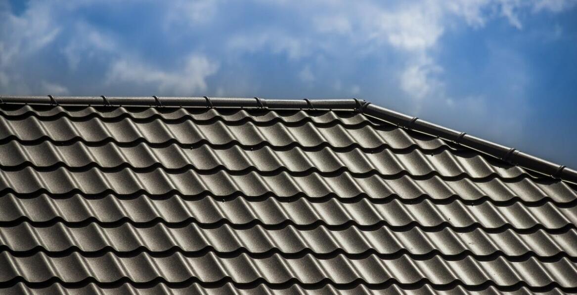 Dlaczego lekkość blachodachówek ma znaczenie przy renowacji dachu?