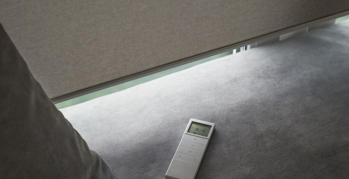 Rola rolet wewnętrznych dzień noc w aranżacji wnętrz minimalistycznych