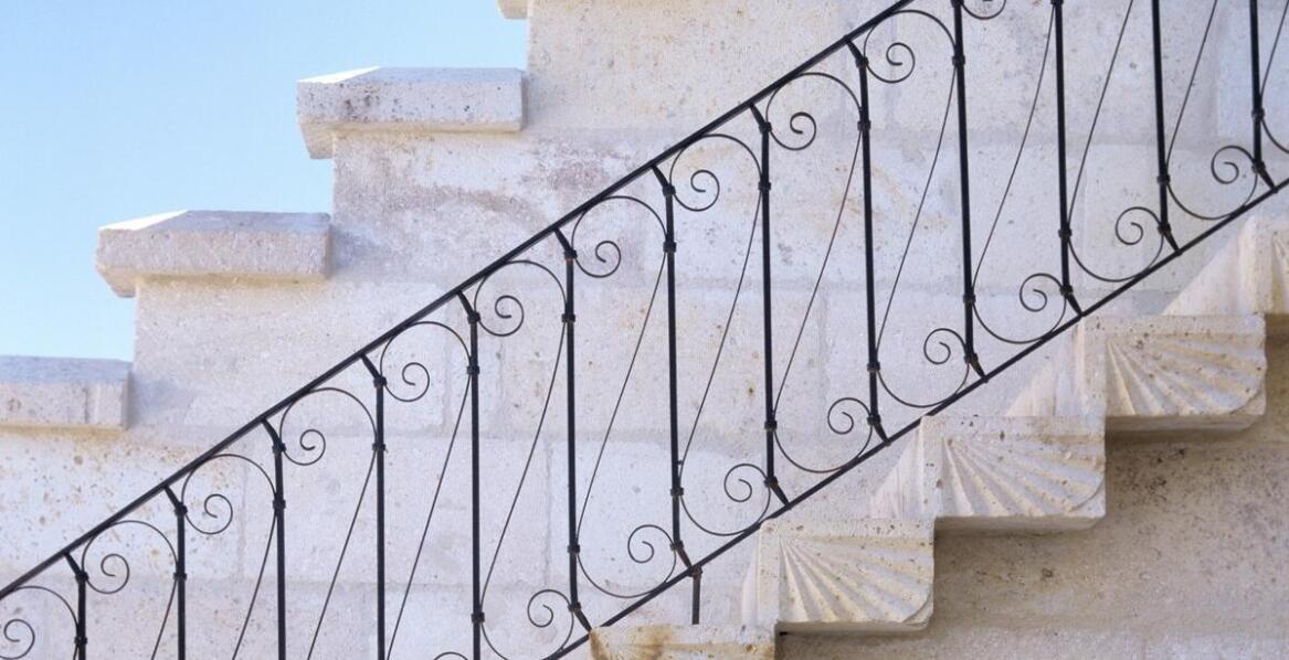 Granitowe schody zewnętrzne – odporność na warunki atmosferyczne