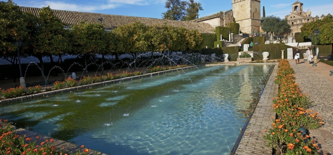 Kolorowe efekty w fontannach pływających – jak je osiągnąć?