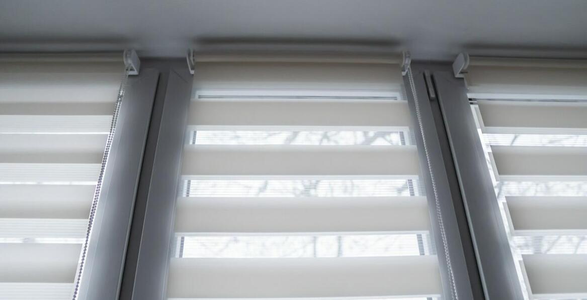 Rolety dzień noc w pokoju dziecięcym – bezpieczeństwo i funkcjonalność