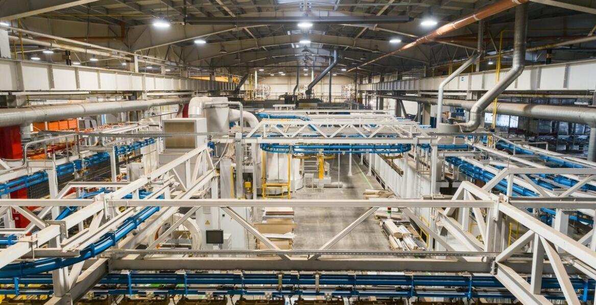 Demontaż linii produkcyjnych – jakie korzyści niesie dla zakładu stolarskiego?