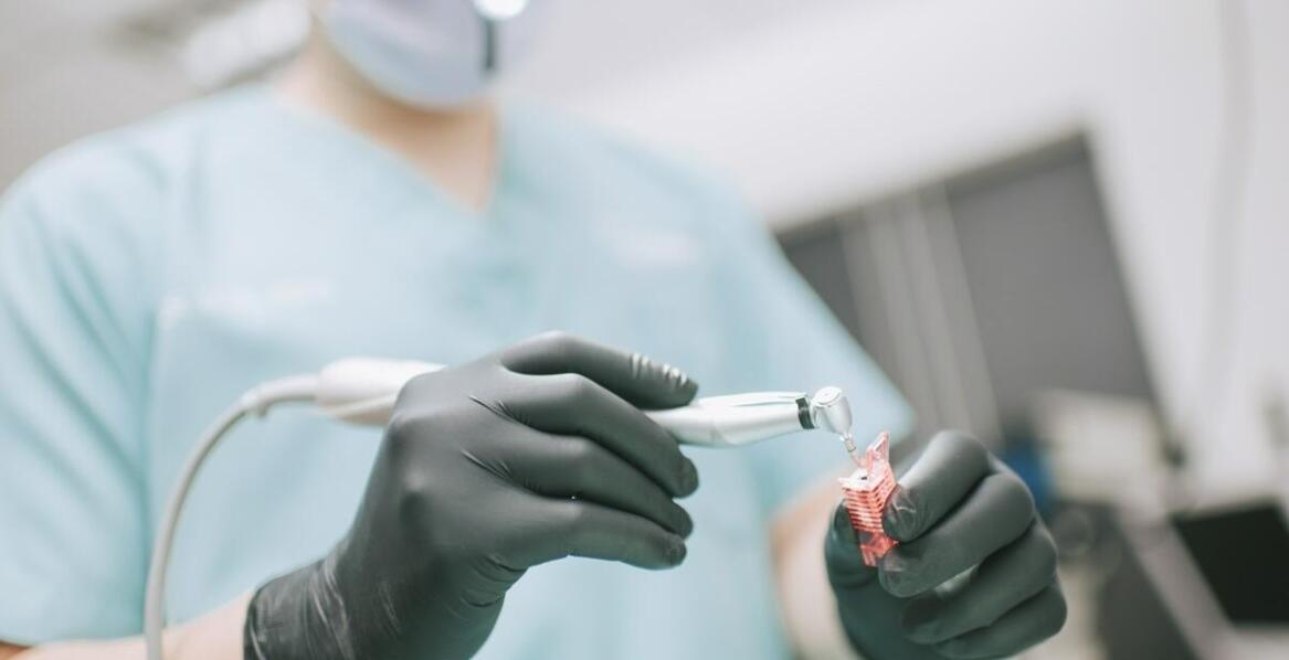 Wpływ nowoczesnych technologii na cenę implantu zęba