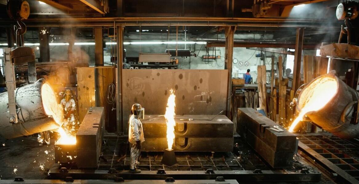 Jakie są wyzwania projektowe w produkcji konstrukcji aluminiowych na zamówienie?