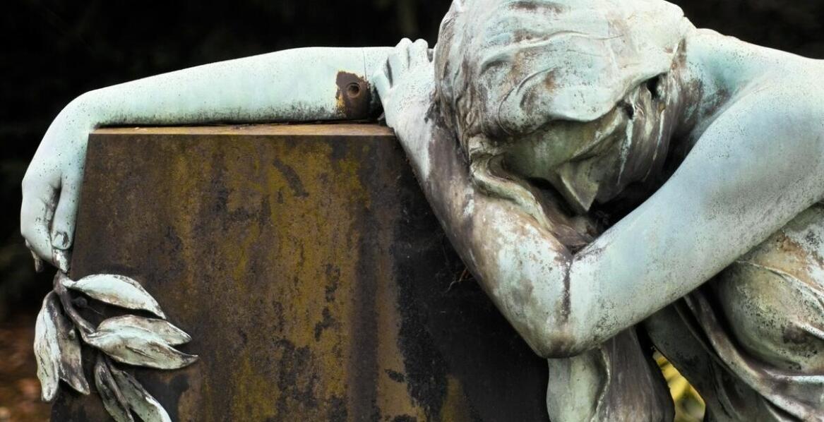 Jak dobrać kolorystykę zdjęcia nagrobkowego do stylistyki pomnika?