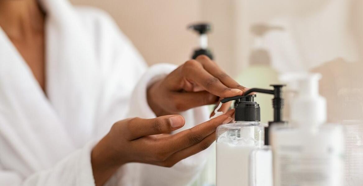 Jakie są najważniejsze właściwości lecznicze płynów z crotamitonem?