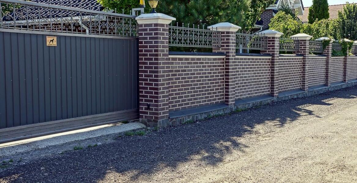 Zalety ogrodzeń z pustaków w porównaniu do tradycyjnych rozwiązań