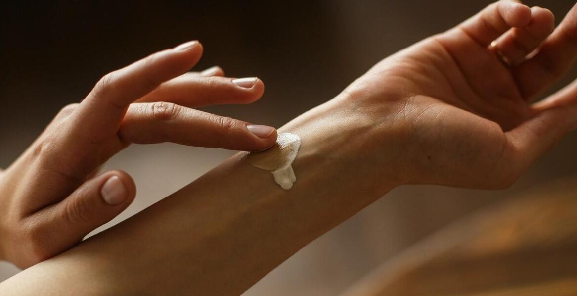 Crotamiton płyn – jak wspiera proces gojenia zmian skórnych?