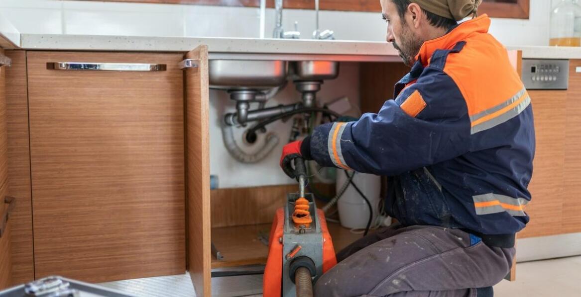 Jakie są zalety korzystania z usług profesjonalistów przy odmrażaniu rur?