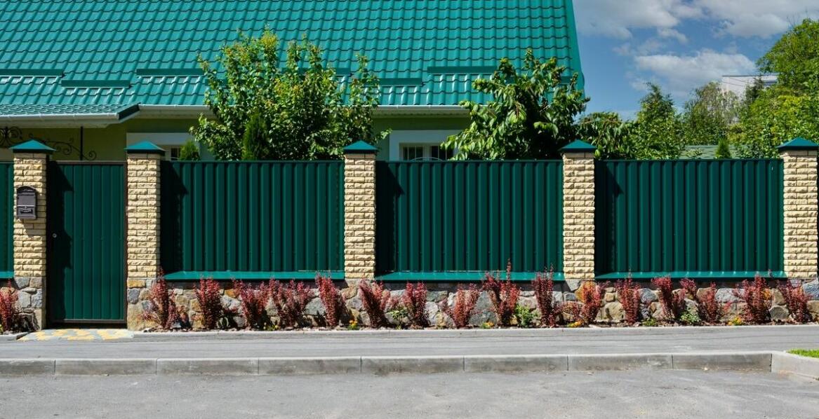 Różnorodność wzorów i kolorów płotów panelowych dla domu