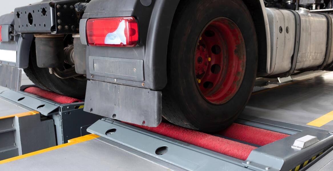 Jak naprowadzacze kół wpływają na bezpieczeństwo operacji załadunkowych?