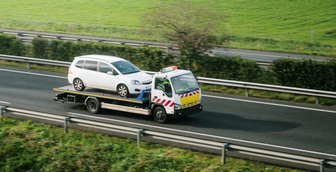 Jak holowanie pojazdów osobowych i dostawczych wpływa na czas naprawy?