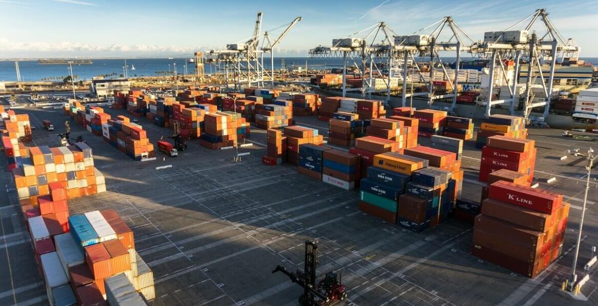 Efektywne metody załadunku i rozładunku z użyciem dźwigów łeba