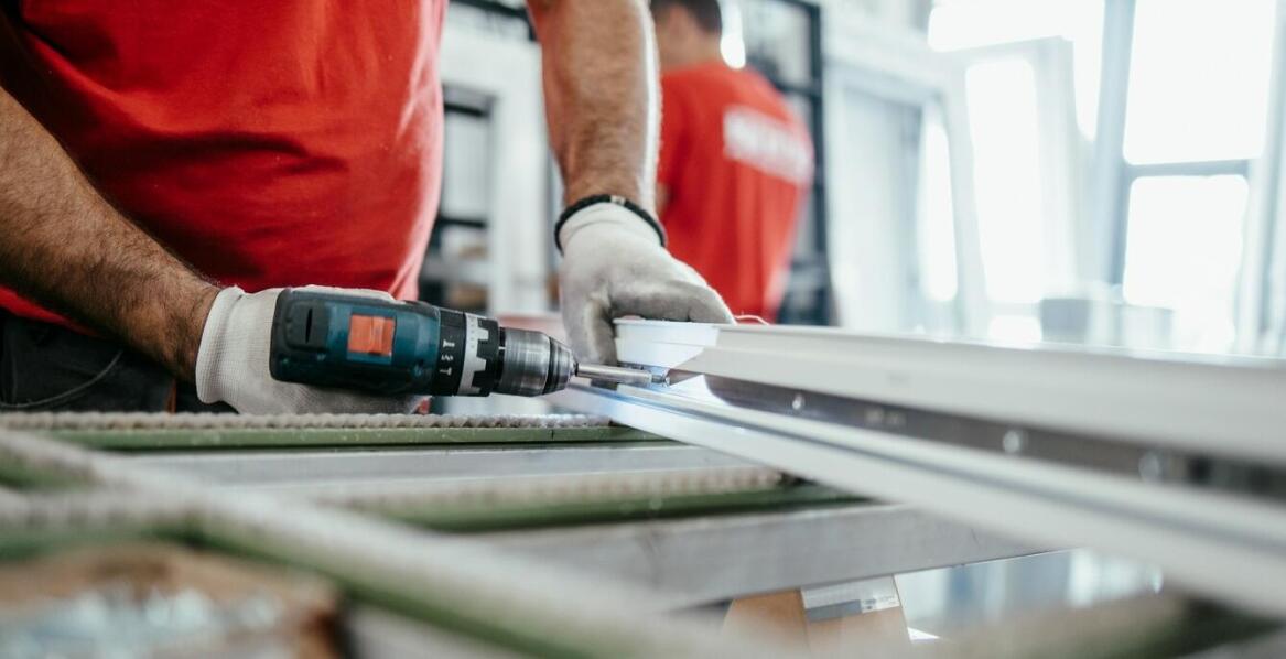 Usługi ślusarskie a projektowanie fasad – co warto wiedzieć?