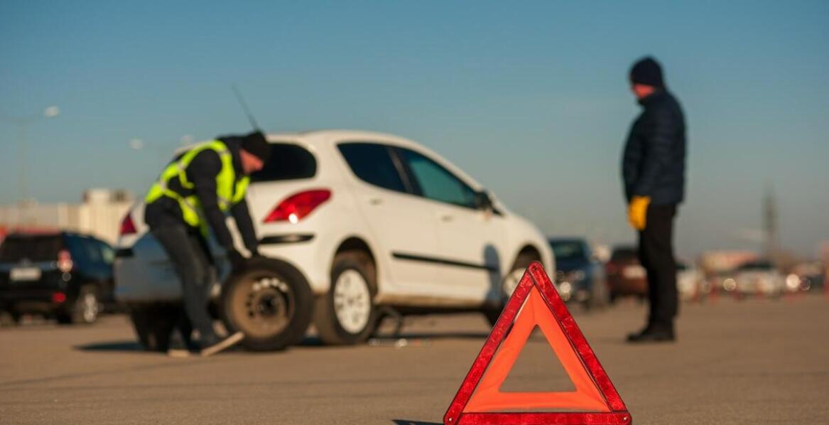 Jakie korzyści płyną z szybkiego dowozu paliwa przez pomoc drogową?