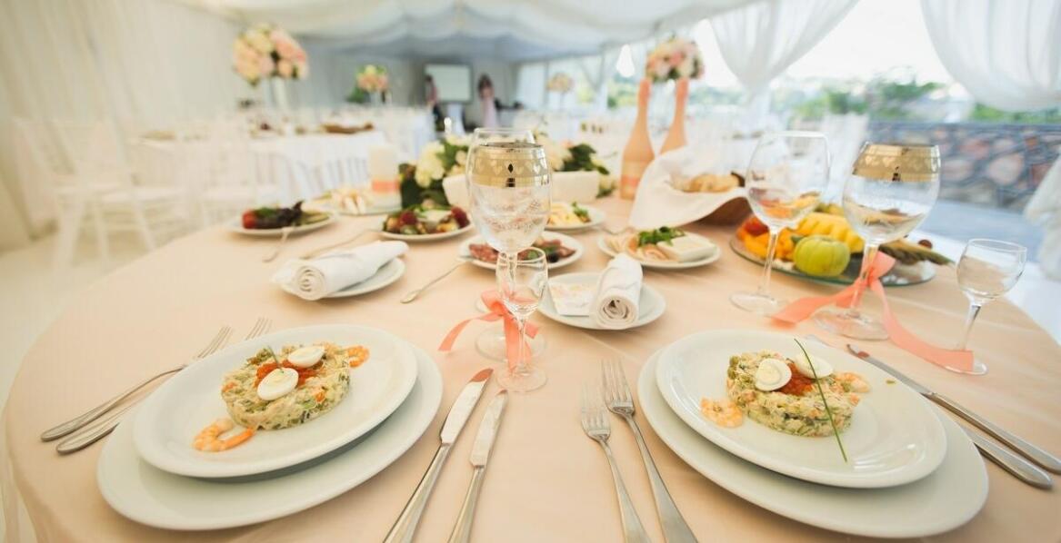 Organizacja tematycznych wieczorów andrzejkowych w hotelu – jak to robimy?