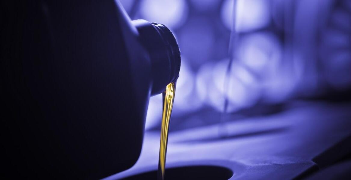 Zalety korzystania z olejów półsyntetycznych w samochodach ciężarowych