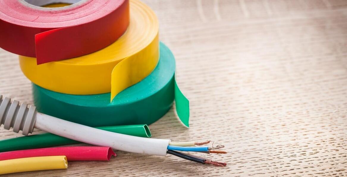 Taśma PCV biała jako kluczowy element w procesie izolacji termicznej