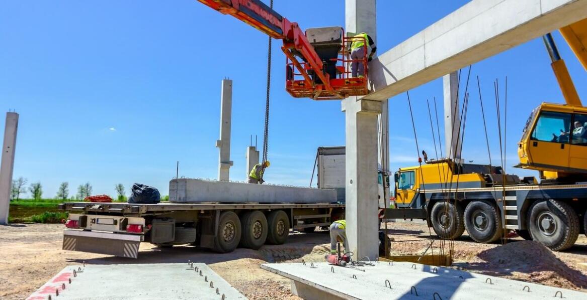 Wzmacnianie konstrukcji betonowych w budownictwie przemysłowym – najnowsze technologie i materiały