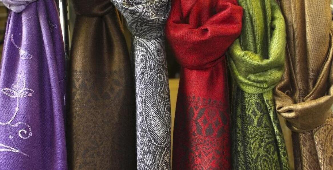 Szale do sukienek – jak wybrać odpowiedni materiał i kolor?