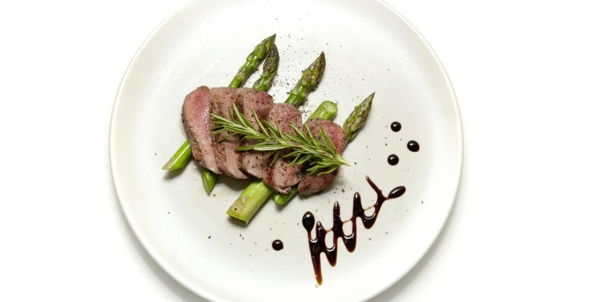 Szynka z jelenia – unikalne walory smakowe i zastosowanie w kuchni