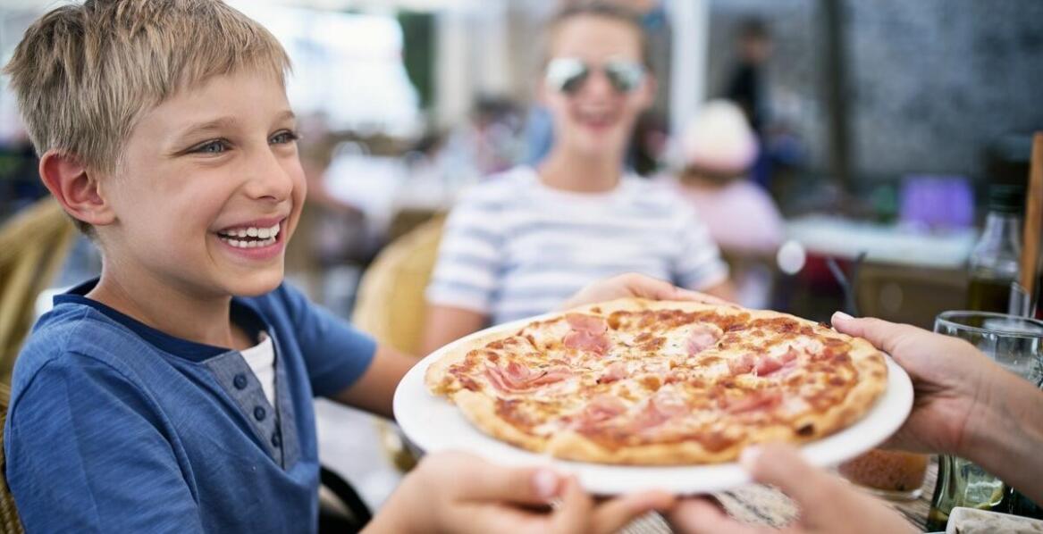 Odkryj wyjątkowe smaki faszerowanej pizzy z dostawą do domu