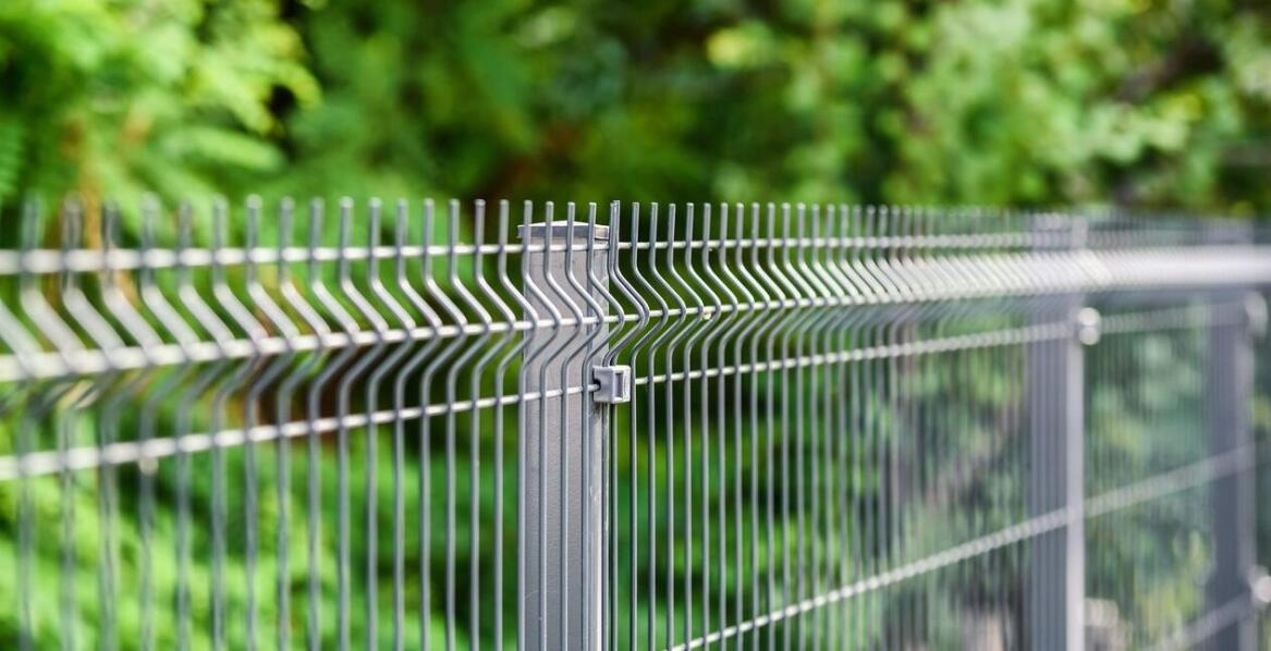 Najważniejsze aspekty techniczne przy wyborze akcesoriów montażowych dla ogrodzeń