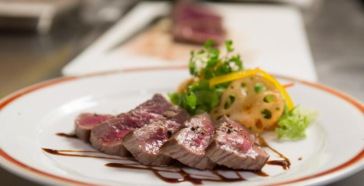 Jakie są różnice w smaku steku z udźca sarny w porównaniu do innych mięs dzikich?