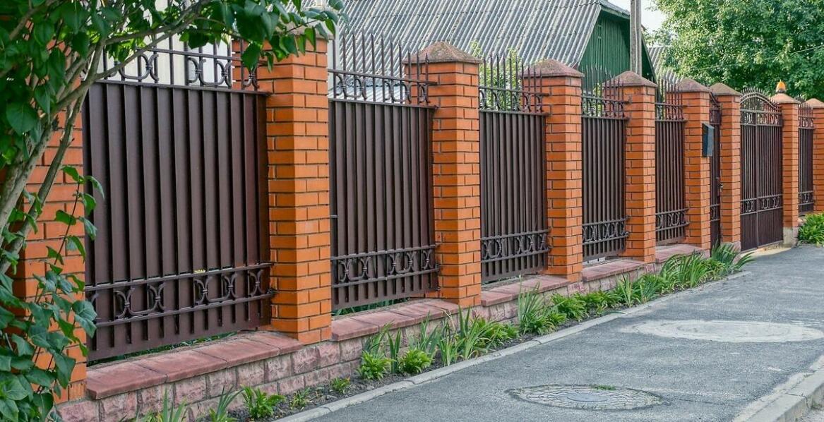 Jak dobrać odpowiednią wysokość i średnicę słupków ogrodzeniowych do konkretnego projektu?