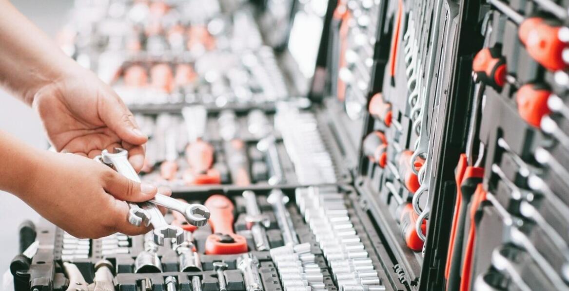 Serwis elektronarzędzi a bezpieczeństwo pracy – co warto wiedzieć?