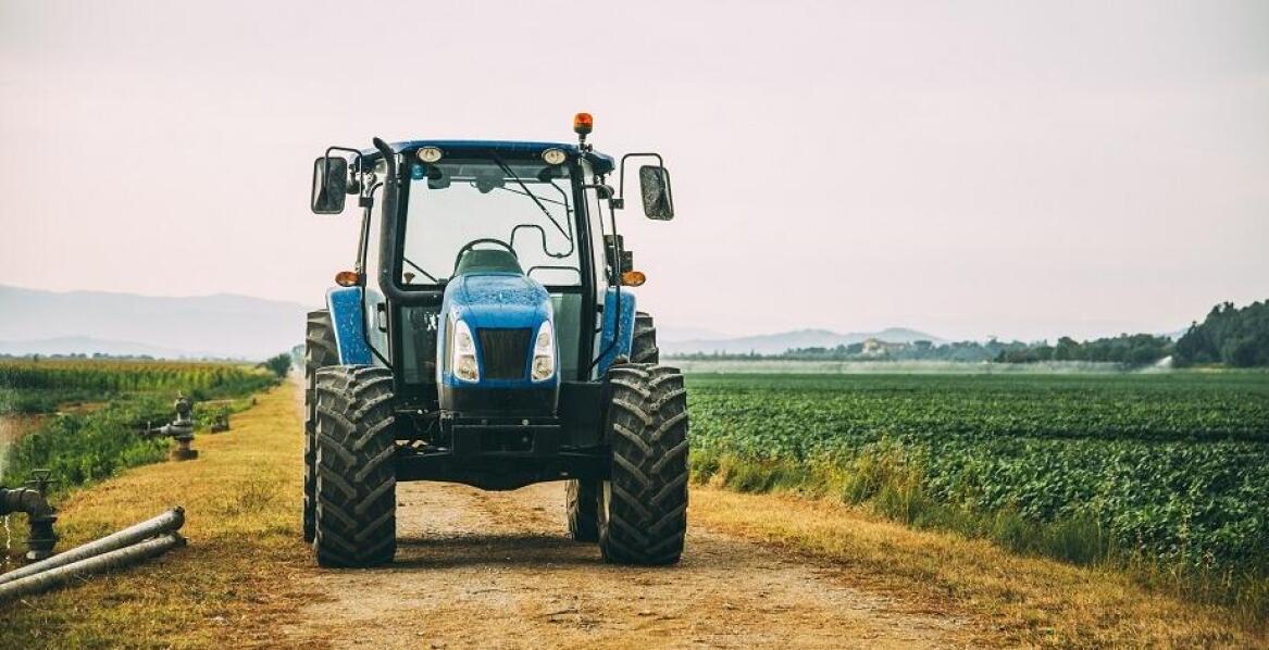 Szyby w maszynach rolniczych a przepisy prawne – co należy uwzględnić?