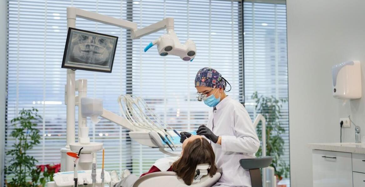 Usuwanie kamienia nazębnego – dlaczego warto robić to w renomowanym gabinecie stomatologicznym?