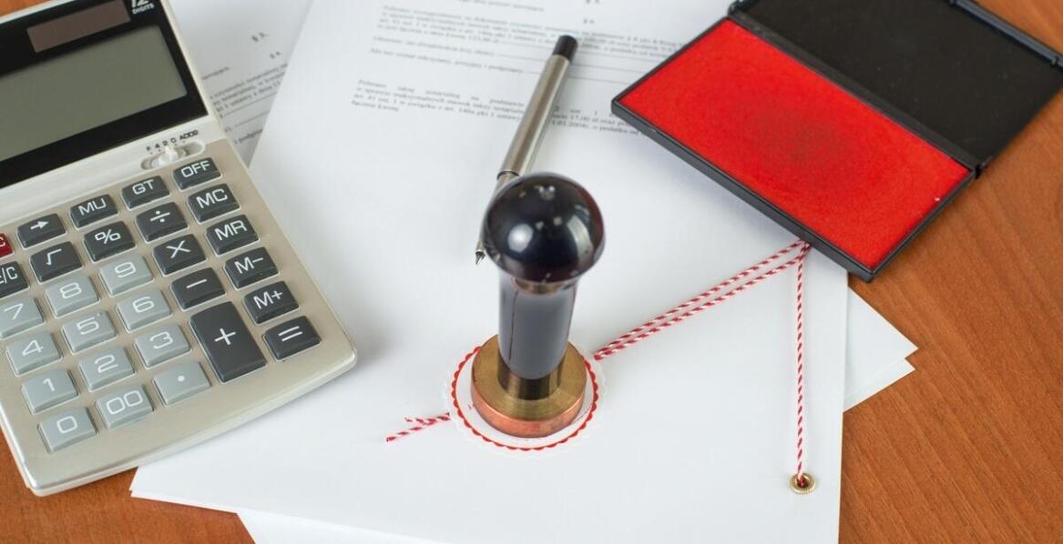 Tłumaczenie przysięgłe dokumentów akademickich: co kształtuje cenę?