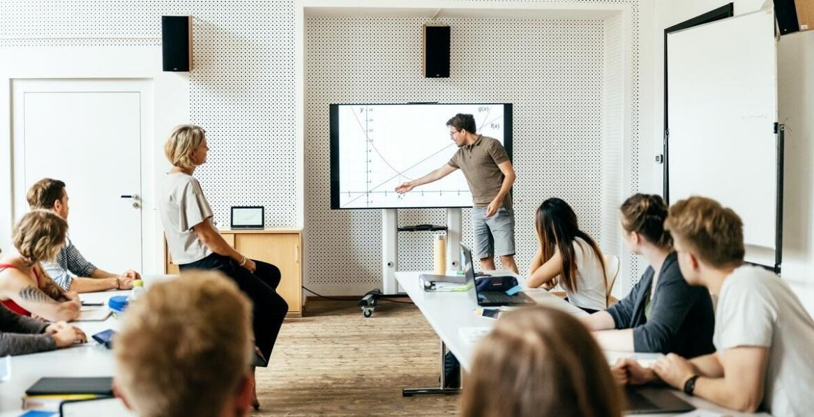 Jakie są najważniejsze aspekty teoretyczne kursu na autobus?
