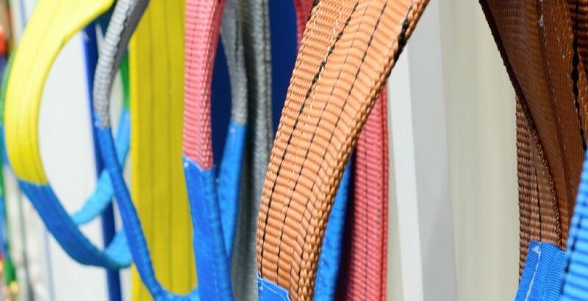 Wybór między taśmami polipropylenowymi a poliestrowymi – przewodnik dla klientów