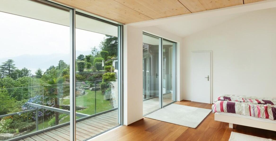 Praktyczne aspekty montażu szklanych drzwi przesuwnych w domu