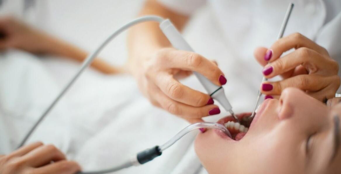 Czy skaling może pomóc w walce z nieprzyjemnym zapachem z ust?