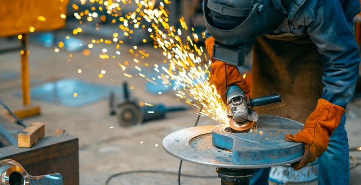 Rola piaskarek przemysłowych w przygotowaniu powierzchni pod powłoki antykorozyjne