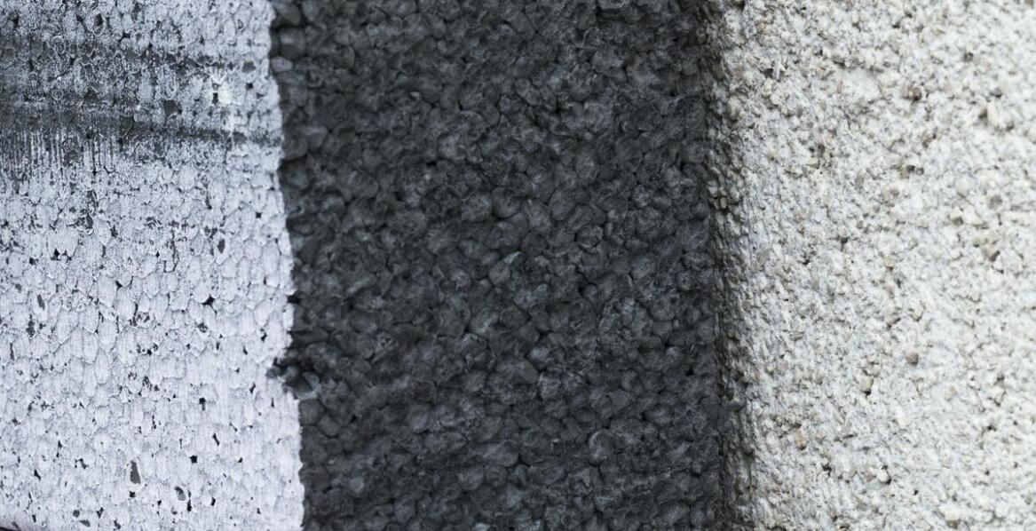 Porównanie trwałości wyrobów betonowych z innymi materiałami ogrodowymi