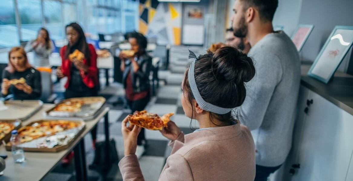 Wygodne zamawianie gorących posiłków z dostawą do biura – jak to działa?