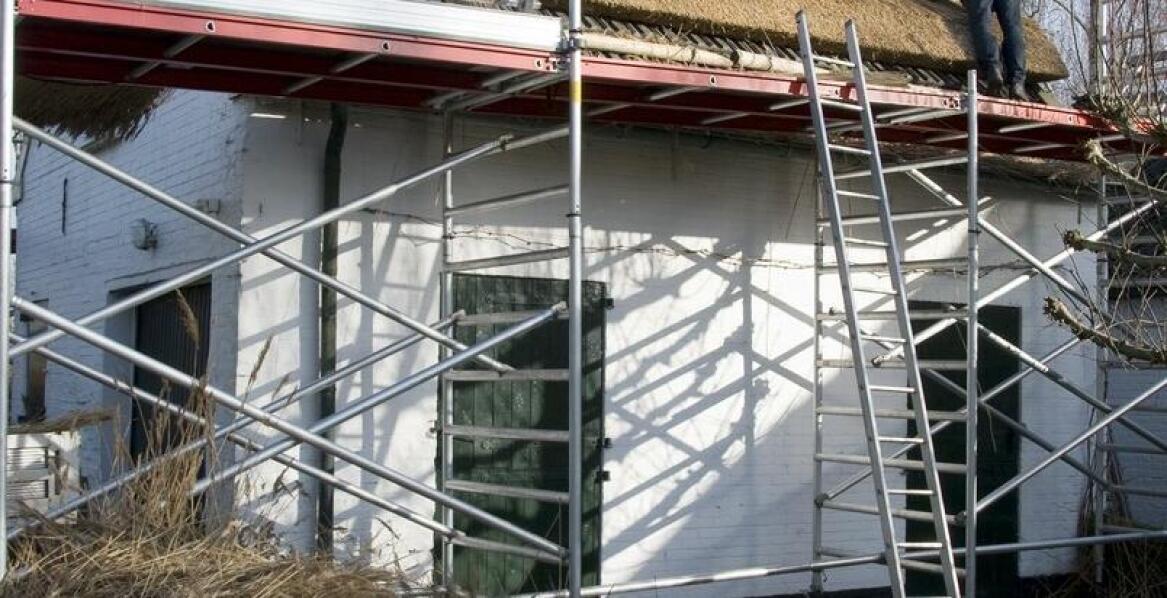 Renowacja dachów trzcinowych: Jak utrzymać ich trwałość i estetykę?