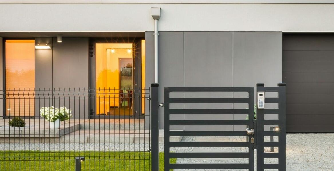 Jak brama z profili stalowych wpływa na estetykę ogrodu?