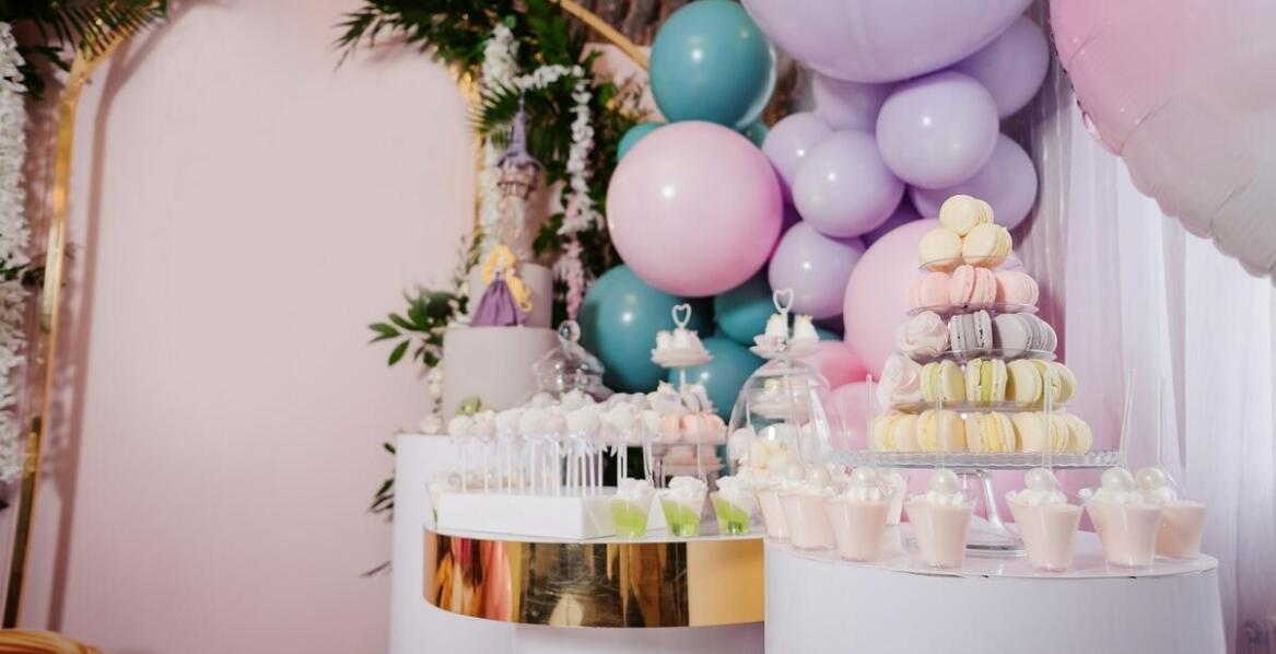 Innowacyjne zastosowania plexiglasu na wymiar w prezentacji ciast