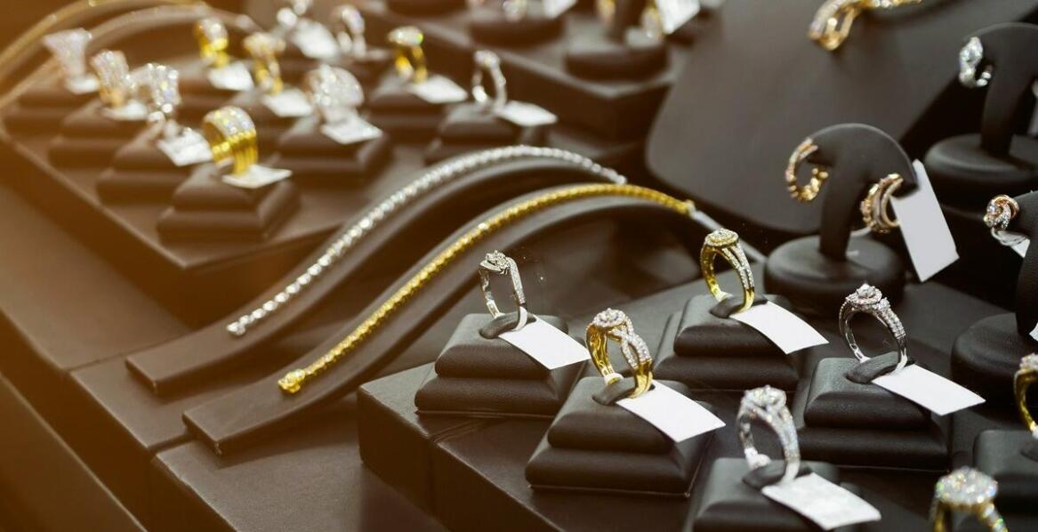 Wybór idealnych kolczyków – na co zwrócić uwagę przy zakupie online?