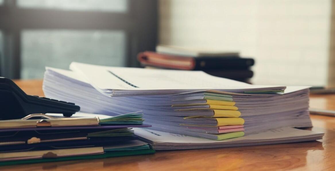 Najlepsze techniki oprawy dokumentów dla profesjonalnego wyglądu