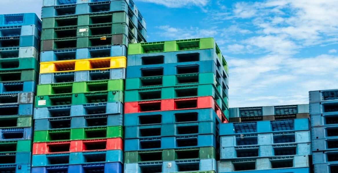 Przewagi konkurencyjne palet metalowych nad innymi materiałami