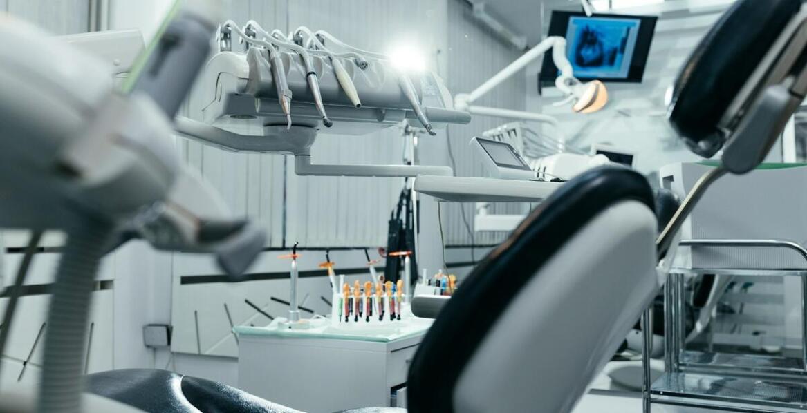 Jak nowoczesna stomatologia zmienia podejście do implantów zębów?